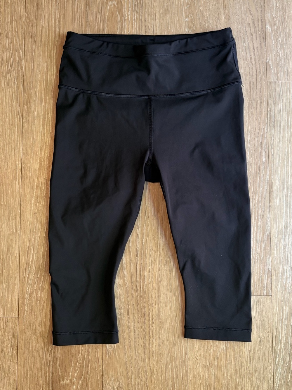 Athleta Black Accelerate Crop Capri Leggings